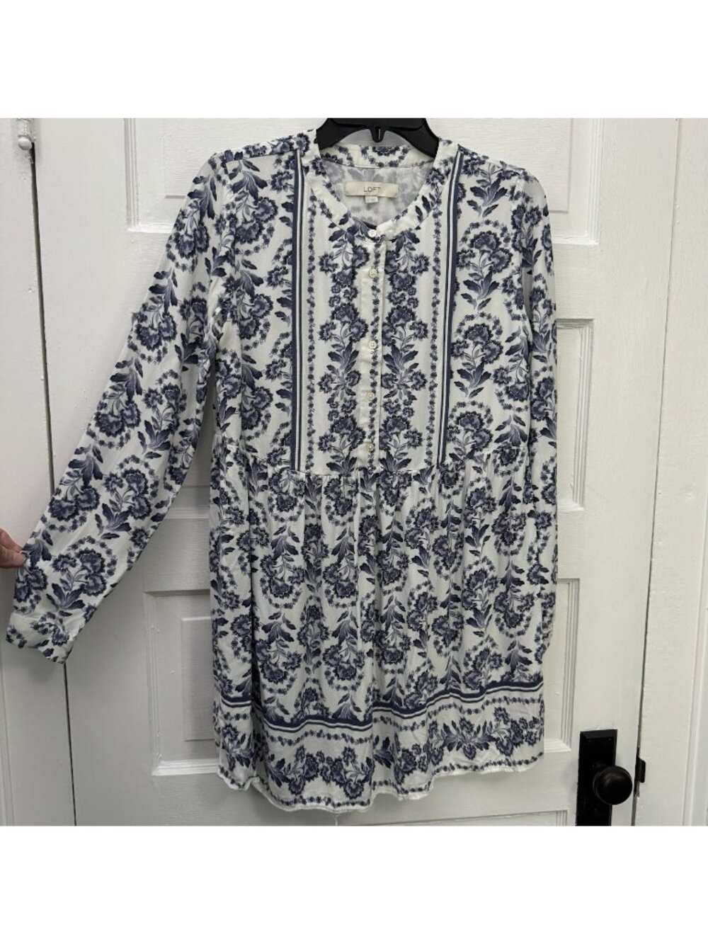 LOFT Womenโs 0 Blue White Floral Border Print Long Sleeve Mini Dress